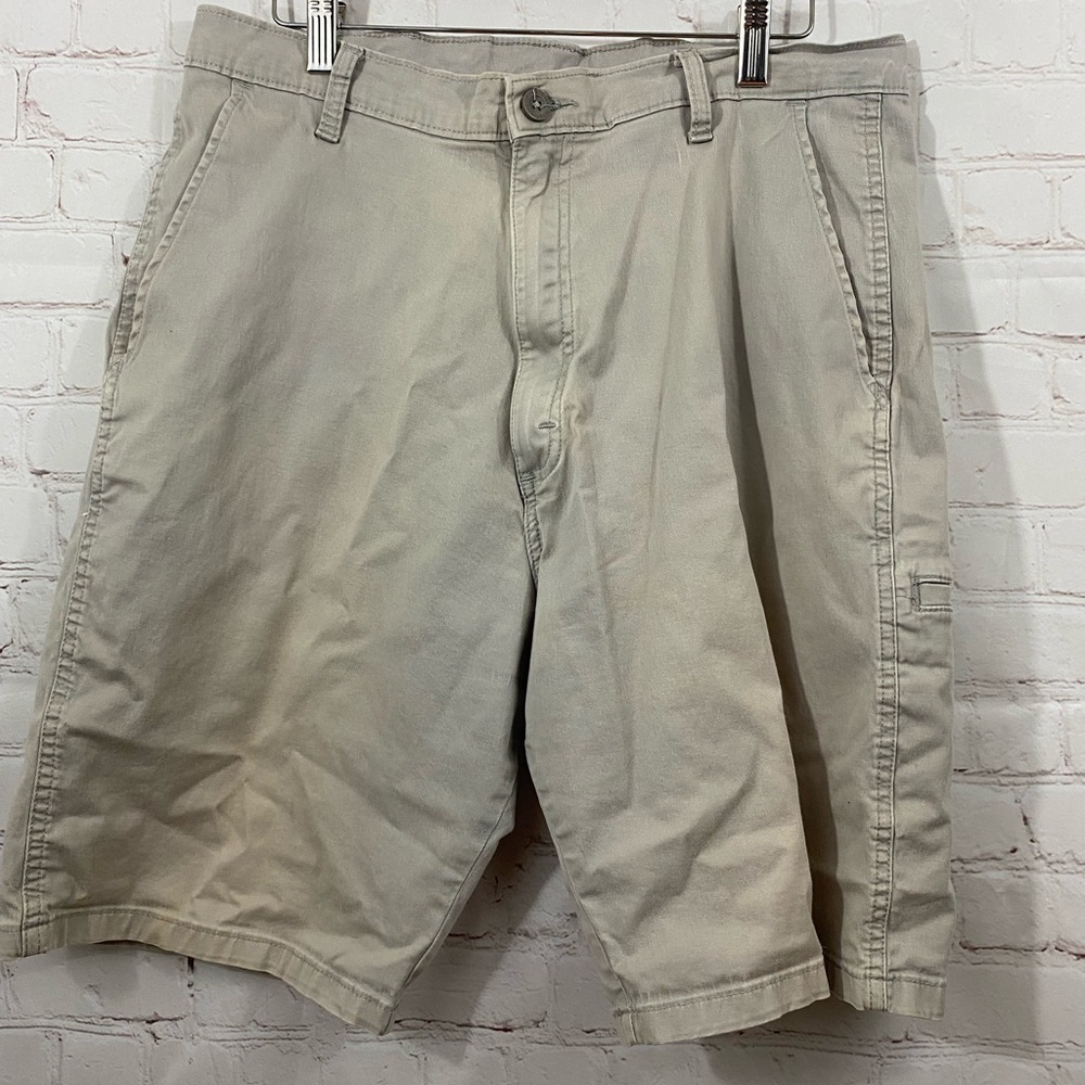 Wrangler Mens Size 34 Light Gray Flat Front side leg Pocket Shorts